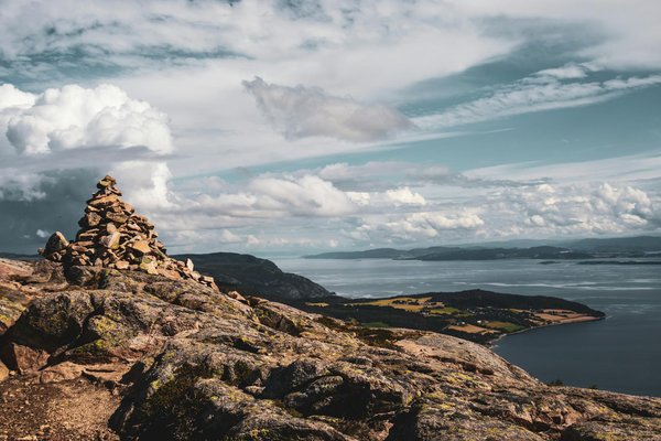 Est-il possible de louer une cabane en forêt en Finlande avec des cours de survie et des balades en raquettes?